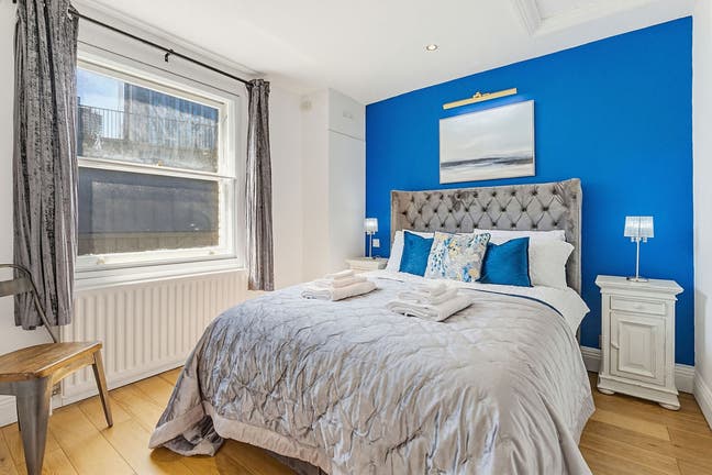 Liverpool Street Flat, near station, London. Main Photo