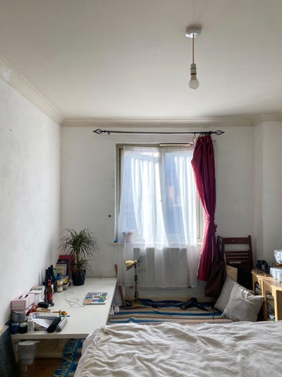 Room with streetview + bills inclusive Main Photo