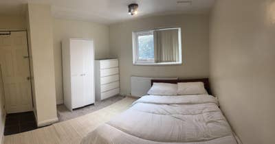 2 Rooms in a 3 bedroom house  Main Photo
