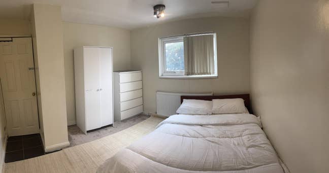 2 Rooms in a 3 bedroom house  Main Photo