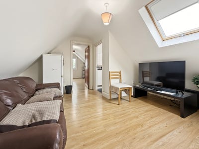 2 Bedroom Flat in Iver - Council Tax Included Main Photo