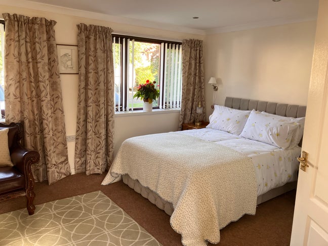 Bed sit with ensuite Main Photo