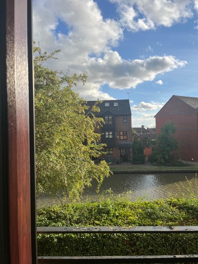 Beautiful 2 bed flat in gated community Main Photo