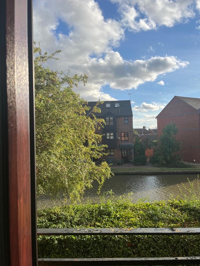 Beautiful 2 bed flat in gated community Main Photo