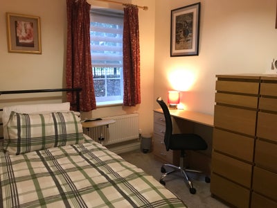  Lovely rooms in modern townhouse near town centre Main Photo