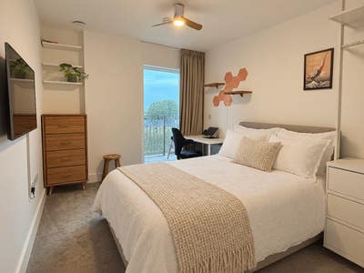 Double room, own bathroom (bills incl) newbuild Main Photo