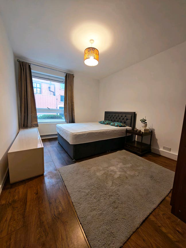 Refurbed 3-Bed flat, 3 mins to Clapham Junction Main Photo