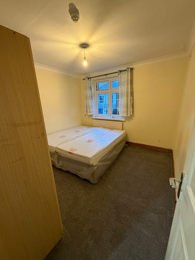 Furnished Master Room to Let – Romford, RM6 Main Photo