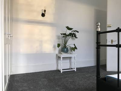 Spacious double room with washbasin and storage Main Photo