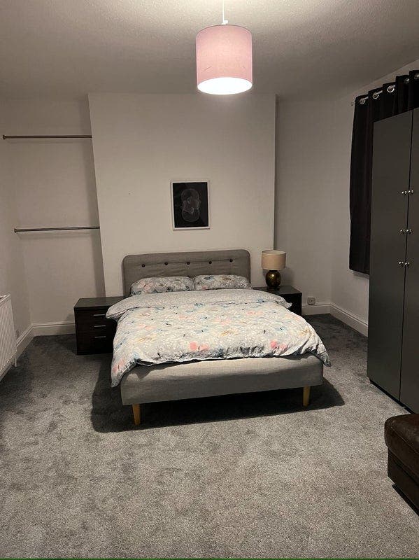 Extra Large Bedroom in shared house for couples Main Photo