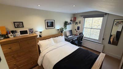 Entire top floor + private bathroom Main Photo