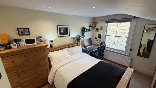 Entire top floor + private bathroom Main Photo