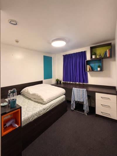 Bright Furnished Room in Newcastle City Centre Main Photo