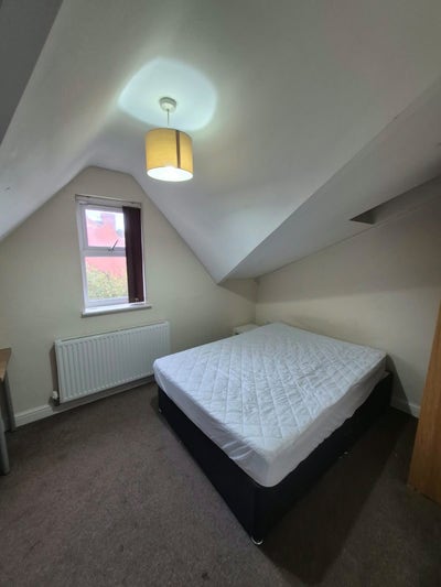 Bright Double Room in Friendly Hyde Park House  Main Photo