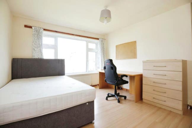 Large Double bedroom Main Photo