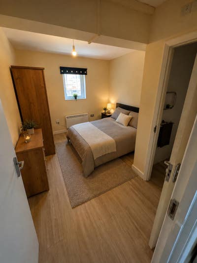 Spacious En-Suite Double Room – Town Centre Main Photo