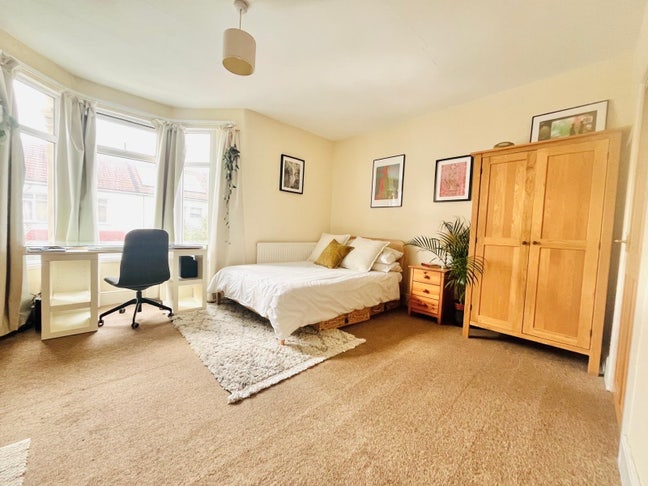 Large Room in quiet, shared Easton house Main Photo