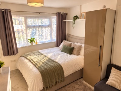 Newly furnished studio with parking  and all bills Main Photo
