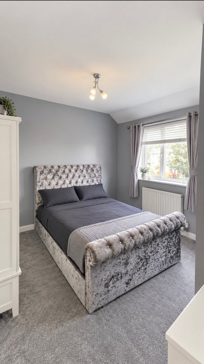 Double bedroom available female only Main Photo