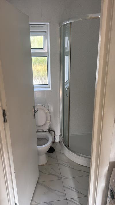 A double room for rent in opposite to brentcross s Main Photo