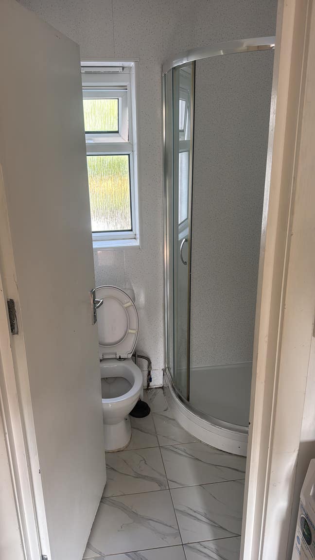 A double room for rent in opposite to brentcross s Main Photo