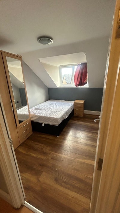 Sharing room available  Main Photo