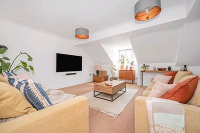 Top Floor 2 Bed, 2 Bath Gated Apartment Brentford  Main Photo