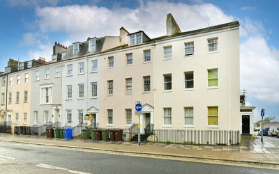 Waterside apartment with great views. Main Photo