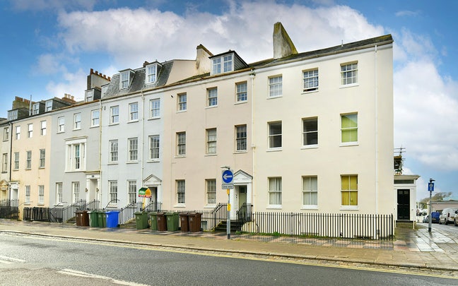 Waterside apartment with great views. Main Photo