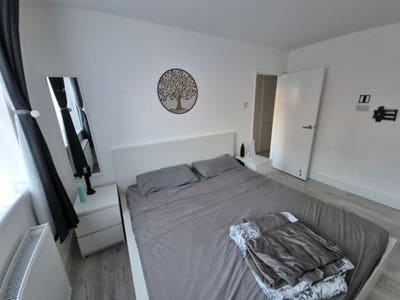 Double bedroom with kingsize bed  Main Photo