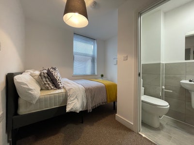 1 x Double En-suite Room - St Margaret Road Main Photo