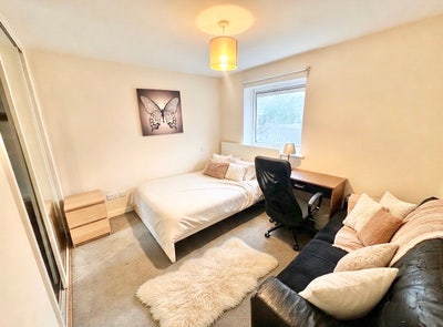 Epic Room in E14! Close to Tube & Shops - Ready! Main Photo