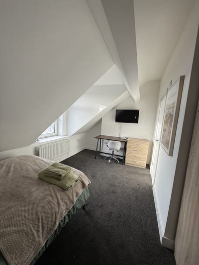 🏡 Spacious 5-Bed HMO | En-Suite Rooms | School St Main Photo