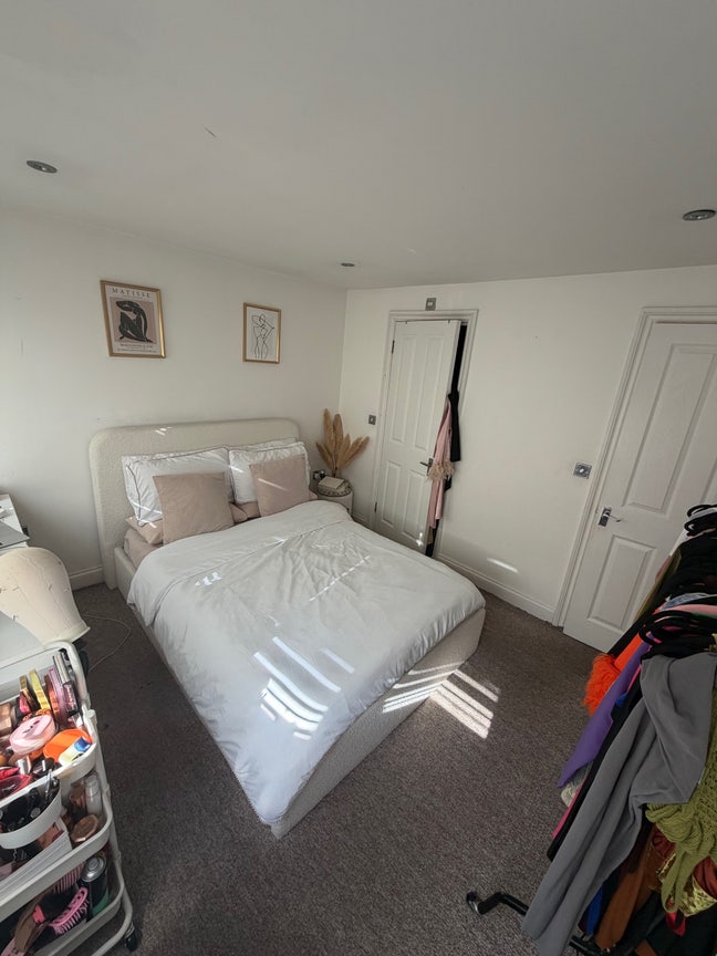 Lovely Room in 2 Bed Flat-  Female Preferred Main Photo