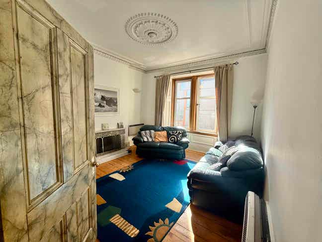 2 Bedroom Flat, Freshly decorated immediate entry Main Photo