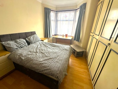 Large Double | Only 3 People Sharing 2 Bathrooms Main Photo