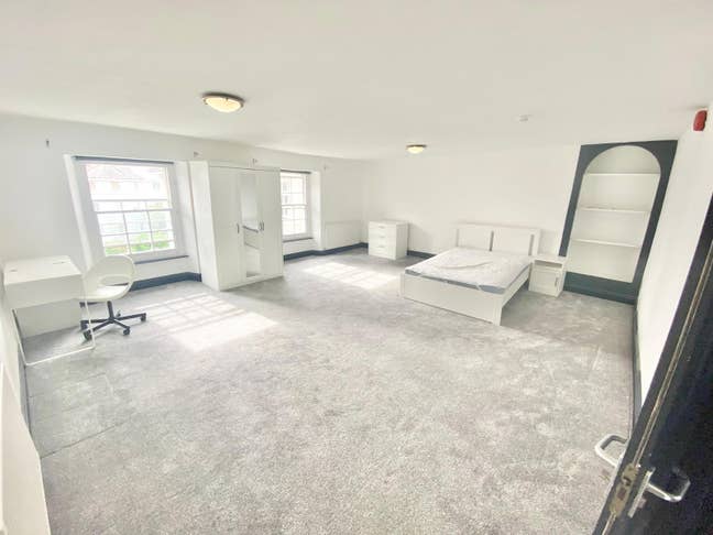Spacious room available  Main Photo