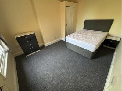 Large Refurbished Rooms - Town Centre Main Photo