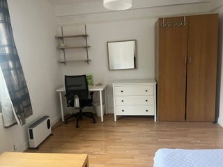 Large room in all female flat! Main Photo