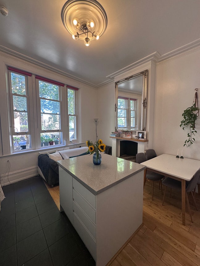 ✨Room available in girls house in Camden ✨ Main Photo