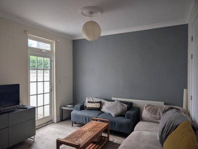 Charming Double Room a Stroll Away From Stations Main Photo