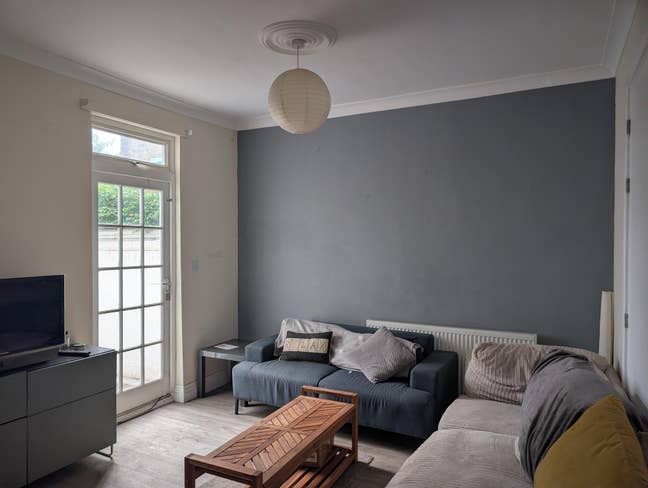 Charming Double Room a Stroll Away From Stations Main Photo