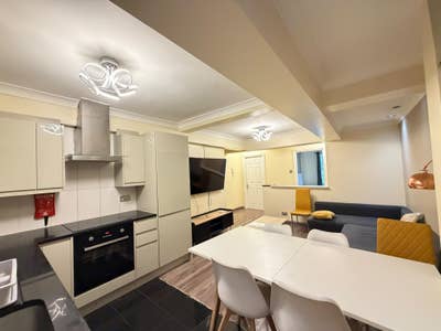 Spacious 4 Bedroom flat Park west  Main Photo