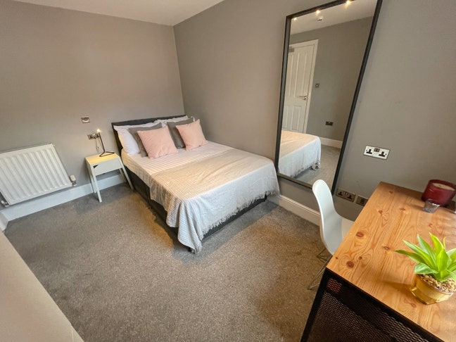 Halsbury Road - Double Rooms Available Main Photo