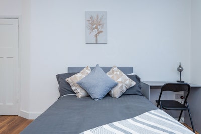 Short Term Let - Large Room, Parking, 5mins STN Main Photo