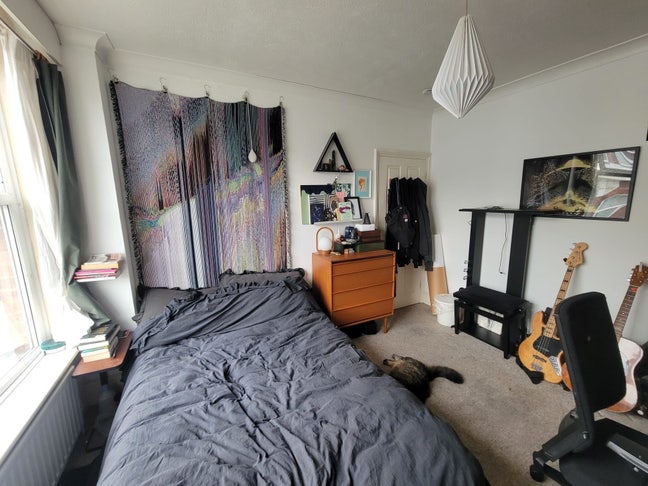 Large Room in Chill House Main Photo