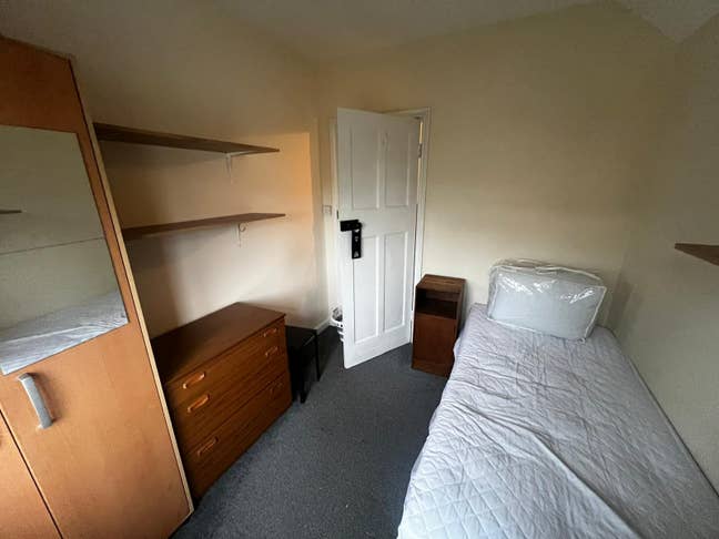Bright Single Room in Fully Furnished 4-Bed House Main Photo