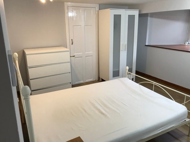Furnished double cellar bedroom available now Main Photo