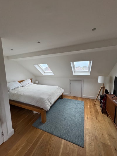 Sunny loft room with skylight & park views Main Photo