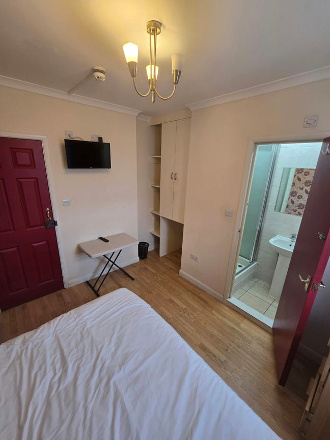 Studio En-Suite   WITH BILLS &pound;1000-&pound;1200 Main Photo
